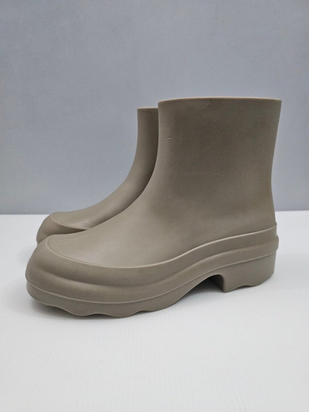 Vince Nia Water Resistant Rain Boots Womens 10 Beige Taupe Platform Ankle Boot